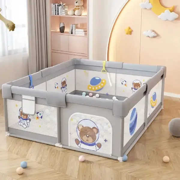 Tarc de Joacă Ursuletul Astronaut 120x120 cm cu Covoras si Bile Tarc de Joacă Ursuletul Astronaut 120x120 cm cu Covoras si Bile