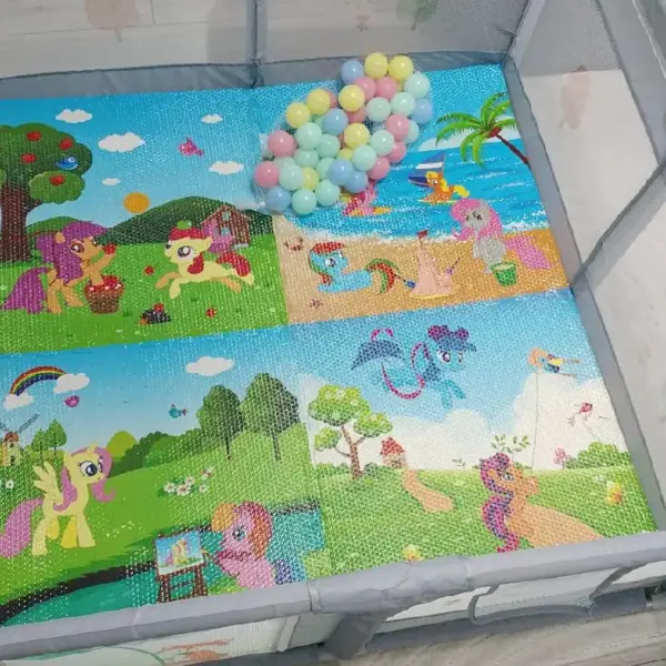 Tarc de Joaca 120×120 cm cu Covor si 50 Bile pentru Bebelusi